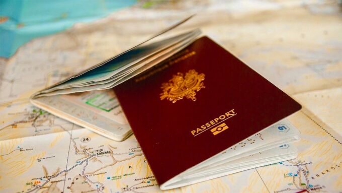 パスポートと地図