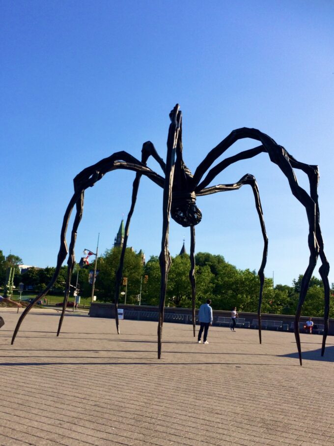 オタワ国立美術館の前のクモのモニュメント